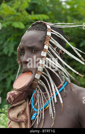 Surma Frau mit Lippe Platte, Tulgit, Omo River Valley, Äthiopien Stockfoto