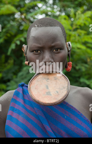 Surma Frau mit Lippe Platte, Tulgit, Omo River Valley, Äthiopien Stockfoto