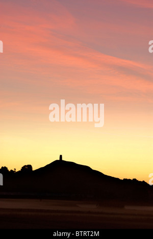 Morgendämmerung über Glastonbury Tor Stockfoto