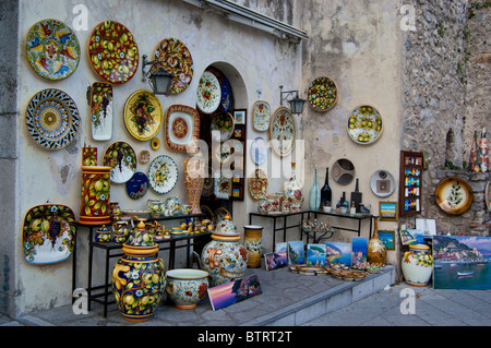 Keramik Shop auf dem Hauptplatz von Ravello, Kampanien, Italien Stockfoto