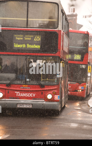 Zwei Londoner Doppeldeckerbusse in Schneewetter. Stockfoto