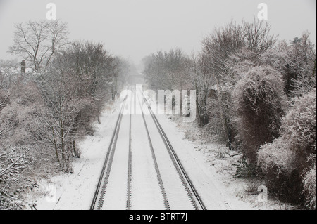 Von oben gesehen, dem führenden Linien der S-Bahn Titel Ausdehnung in die Ferne, im Schnee An einem kalten Morgen gesehen. Stockfoto