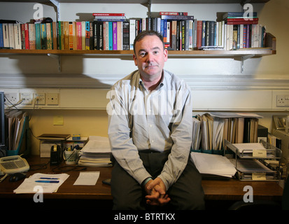 Labour MP Jon Crudass, in seinem Büro in Westminster, London UK. Stockfoto