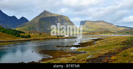 Meerenge zwischen Flakstad und Moskenes auf Lofoten, Nord-Norwegen. Stockfoto