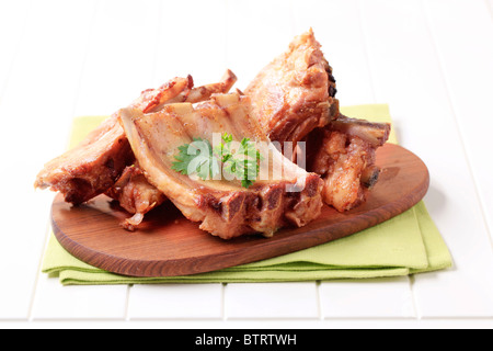 Ofen-Geröstete Schweinerippchen auf ein Schneidebrett Stockfoto