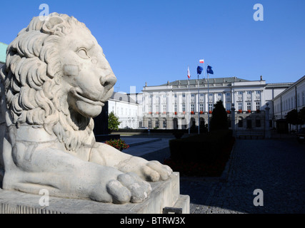 Präsidentenpalast mit Löwe Skulptur in Krakowskie Przedmiescie Straße, Warschau, Polen Stockfoto