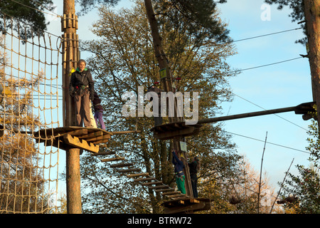 Ape im freien Kurs - Wendover Woods - Buckinghamshire zu gehen. Stockfoto