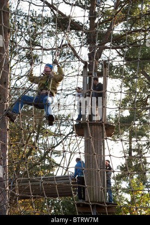 Ape im freien Kurs - Wendover Woods - Buckinghamshire zu gehen. Stockfoto