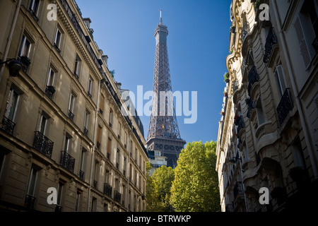 Der Eiffelturm, gesehen von der Montessuy-Straße mit Haussmann Gebäude (Paris - Frankreich). Stockfoto