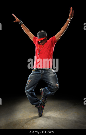 Afrikanische amerikanische Hip-Hop-Tänzer bei über dunklen Hintergrund mit spotlight Stockfoto