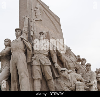 Denkmal der Helden des Volkes ("heroische Monument") vor der Vorsitzende Mao Zedong Memorial Hall in Peking. Stockfoto