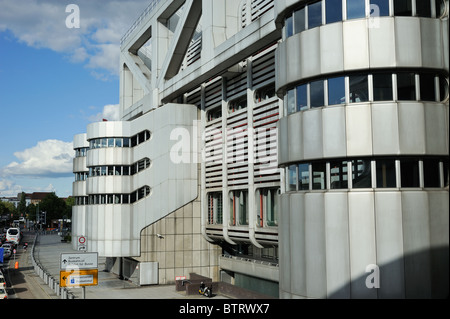 Internationalen Congress Centrum (ICC), Berlin, Deutschland, Blick von der Gehweg zwischen dem Messegelände und dem ICC. Stockfoto