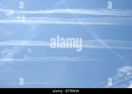 Mehreren Kondensstreifen bilden ein fast grafische Muster sonst klaren und blauen Himmel.  Kondensstreifen von Dens-Luftverkehr Stockfoto