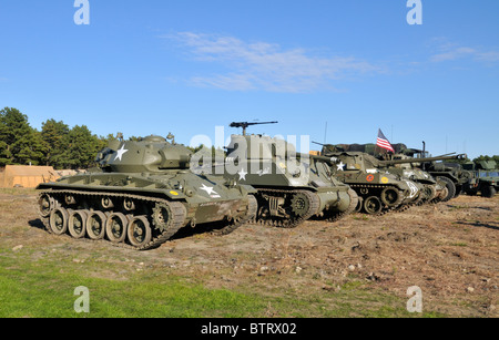 US-Armee Panzer und LKW in der Schlange vor dem Camp Edwards, Massachusetts militärische Reservierung, Bourne, MA, Cape Cod, USA Stockfoto