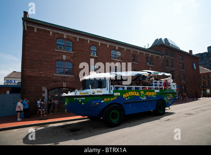 Die Harbour Hopper nimmt Passagiere auf der Halifax Waterfront. Stockfoto