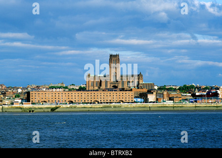 Liverpool Anglican Cathedral und Mersey Waterfront, Blick vom englischen Birkenhead moderne Kathedralen Merseyside England UK Fluss Stockfoto