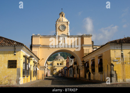 Der Arco de Santa Catarina oder Bogen der Heiligen Katharina in Antigua, Guatemala. Antigua ist ein UNESCO-Weltkulturerbe. Stockfoto