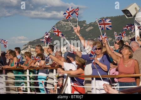 Sail away Party Azura Kreuzfahrtschiff Passagiere P & O Stockfoto