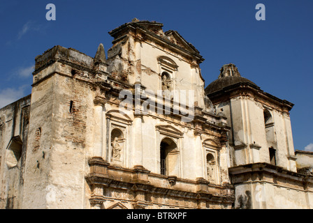 Iglesia San Augustin oder Saint-Augustin-Kirche in Antigua, Guatemala. Antigua ist ein UNESCO-Weltkulturerbe. Stockfoto