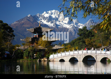 Black Dragon Pond Park in Lijiang, China. Stockfoto