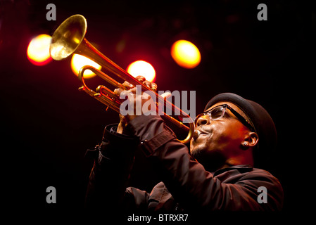 ROY HARGROVE auf Trompete mit ROY HARGROVE Bigband - JAZZ FESTIVAL 2010 MONTEREY, California Stockfoto