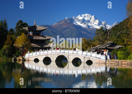 Black Dragon Pond Park in Lijiang, China. Stockfoto