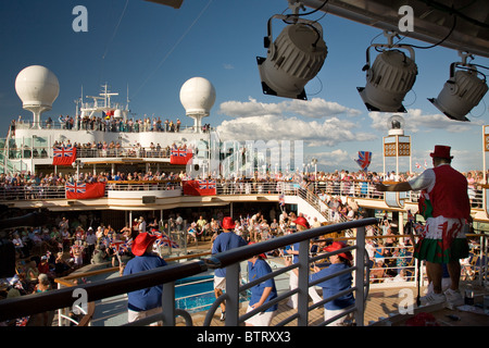 Sail away Party Azura Kreuzfahrtschiff Passagiere P & O Stockfoto