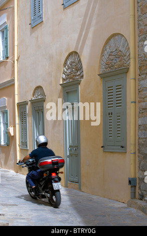 Motorrad in einer typischen kleinen Straße von Ermoupolis auf der griechischen Kykladen Insel Syros. Stockfoto