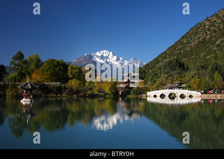 Black Dragon Pond Park in Lijiang, China. Stockfoto