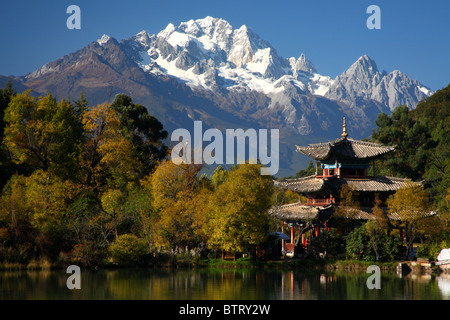 Black Dragon Pond Park in Lijiang, China. Stockfoto