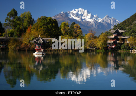 Black Dragon Pond Park in Lijiang, China. Stockfoto