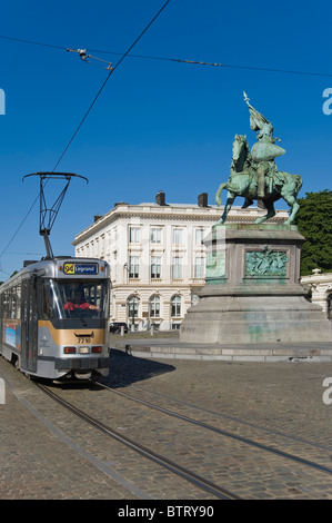 Place Royale, Straßenbahn und Godefroid de Bouillon Brabant Statue, Brüssel, Belgien Stockfoto