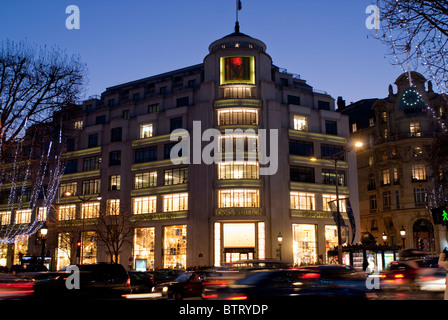 Paris, Frankreich, Louis vuitton Gebäude im Art déco-Stil, LVMH Store auf der Avenue Champs-Elysees, bei Dämmerung, Mode im Zentrum, Geschäft, france Light Windows Night Stockfoto