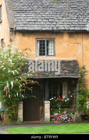 Ein malerisches kleines Häuschen in der Cotswold Broadway, Einbindung, UK Stockfoto