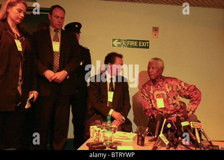 Nelson Mandela besucht Lockerbie-Bomber Abdelbaset Ali Mohmed al-Megrahi im Barlinnie Gefängnis, Glasgow, Schottland. 2002 Stockfoto