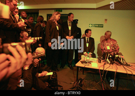 Nelson Mandela besucht Lockerbie-Bomber Abdelbaset Ali Mohmed al-Megrahi im Barlinnie Gefängnis, Glasgow, Schottland. 2002 Stockfoto