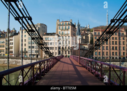 Altstadt von Lyon von der Saone Pier, Sint Vincent Fußgängerbrücke, Lyon, Frankreich Stockfoto