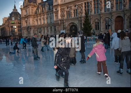 Jugendliche Eisläufer auf Eislaufbahn im Rathaus von Paris, H-tel de Ville, Paris, Frankreich, Stadtspielplatz, WINTERSZENE, junges französisches Mädchen im Teenageralter Stockfoto