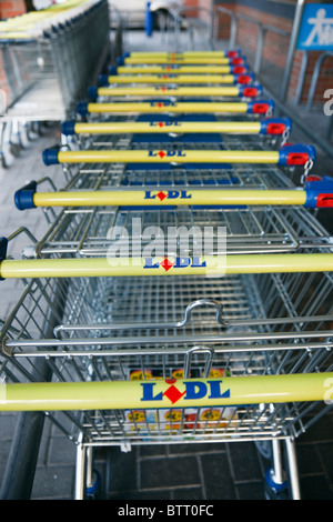 Lidl-Trolleys aufgereiht vor dem Geschäft. Großbritannien, England, Europa. Stockfoto