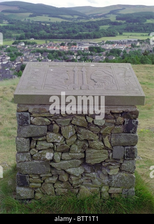 Bass-Stein Reliefs von der Künstlerin Mary Kenny auf Pirn Hügel, eine Wallburg der Eisenzeit über Innerleithen, Schottland Stockfoto
