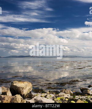 Blick auf die Berge des Burren in Galway Bucht von Salthill, Co. Galway, Irland. Stockfoto