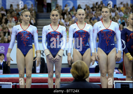 1.5.10 europäischen Gymnastik-Meisterschaften. Senior-Team Finals.The französischen Team Line-up auf dem Podium. Stockfoto