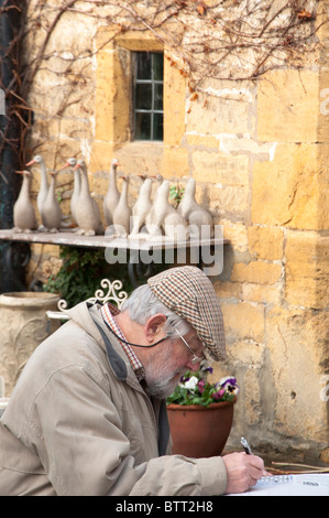 Ein älterer Herr in einem malerischen Land Café in der Cotswold-Dorf Broadway. England. Stockfoto