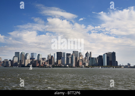 Manhattan, New York, von der Fähre nach Ellis Island gesehen Stockfoto