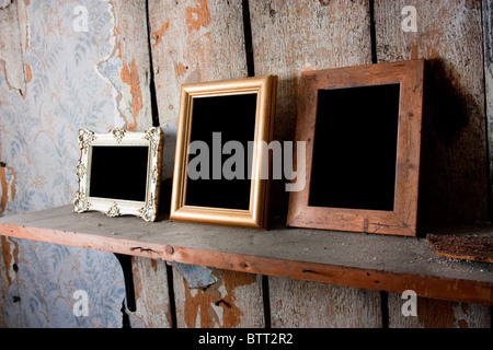 Auswahl der leere leere Bilderrahmen in einem alten Dachboden Zimmer Stockfoto