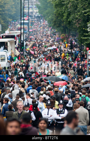 Polizisten in einem überfüllten Labroke Hain bei Notting Hill Karneval 2010 Stockfoto