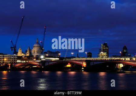 Blackfriars Bridge, St. Pauls Cathedral und London Stadtgebäude bei Dämmerung, London, England, UK Stockfoto
