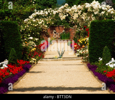 Nationaler Garten Ausstellung Zentrum, Kilquade, Co Wicklow, Irland, Rose Bögen und Weg Stockfoto