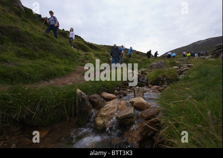 Menschen klettern Croagh Patrick ein Heiliger Berg in County Mayo, Irland. Stockfoto