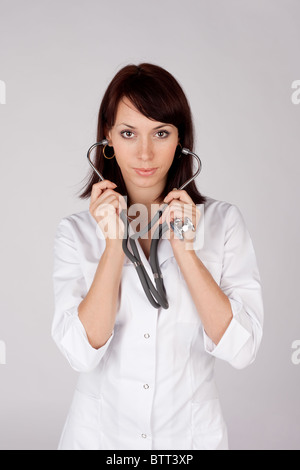 Junge schöne Ärztin mit Stethoskop. Stockfoto